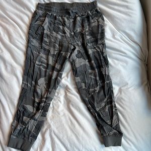 Splendid Camo joggers size large
